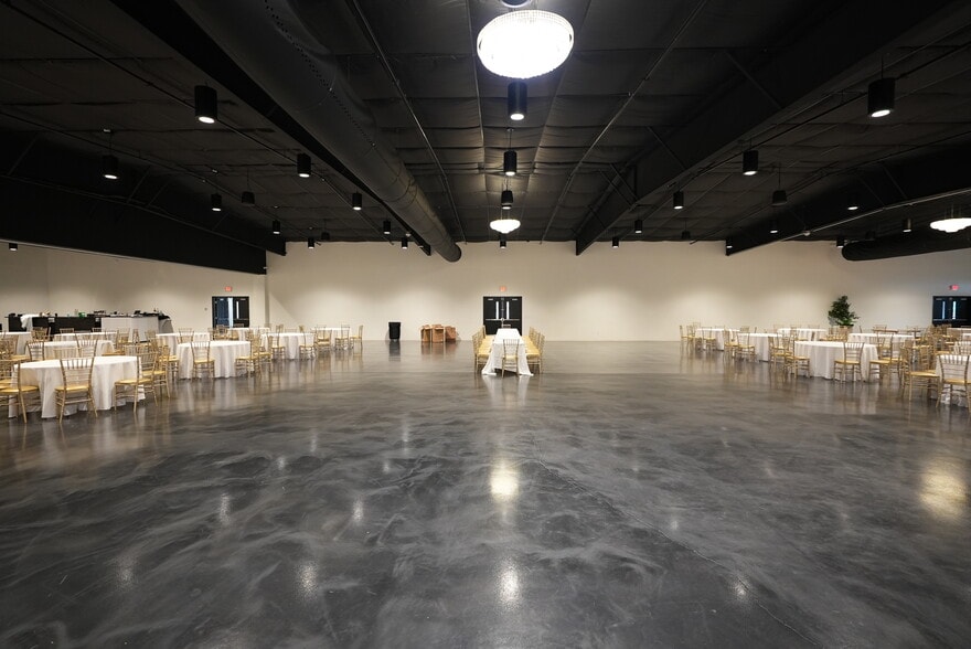 More Photos Of 2631 Highway 41A Byp, Clarksville Department Store For Lease