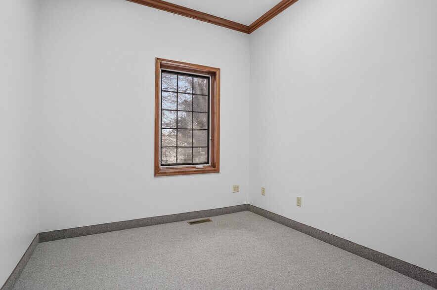 More Photos Of 120 W Aurora Rd, Northfield Medical For Lease