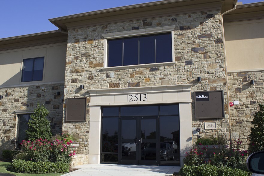 Primary Photo Of 2513 S Kelly Ave, Edmond Office For Lease
