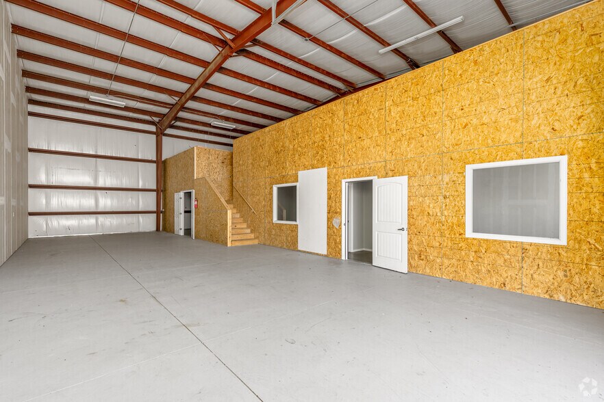 More Photos Of 207 King Rd, Frisco Warehouse For Lease