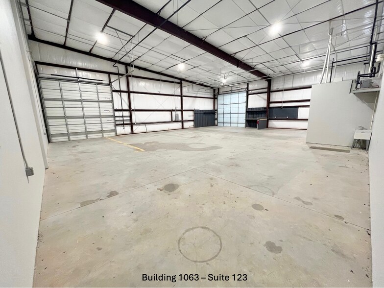 More Photos Of 1031 Thunderbird Lane, Mustang Warehouse For Lease