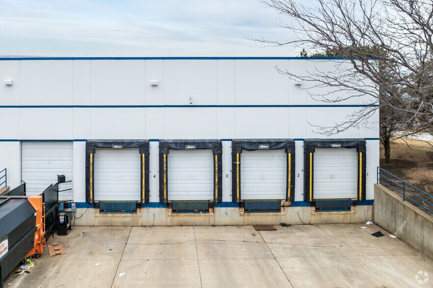 More Photos Of 585 Capital Dr, Lake Zurich Warehouse For Lease