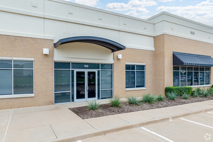 More Photos Of 1825 Lakeway Dr, Lewisville Unknown For Lease