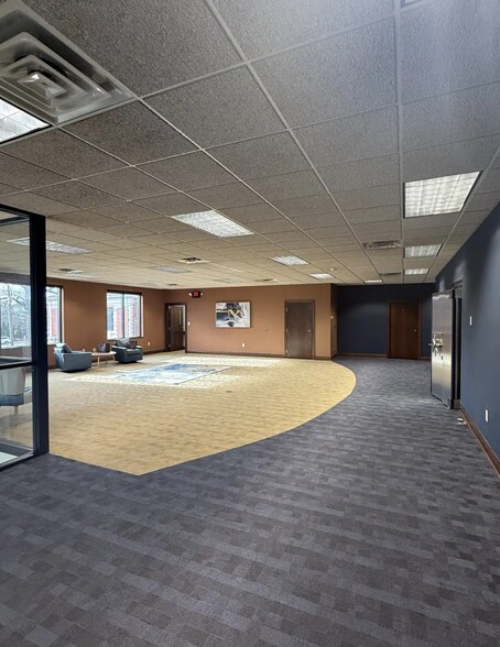 More Photos Of 223 E Spring St, New Albany Bank For Lease