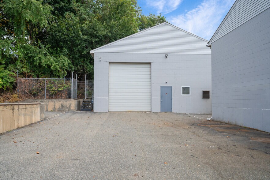 More Photos Of 81 Macondray St, Cumberland Warehouse For Sale