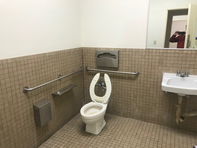 More Photos Of 16001 Springdale St, Huntington Beach Freestanding For Lease