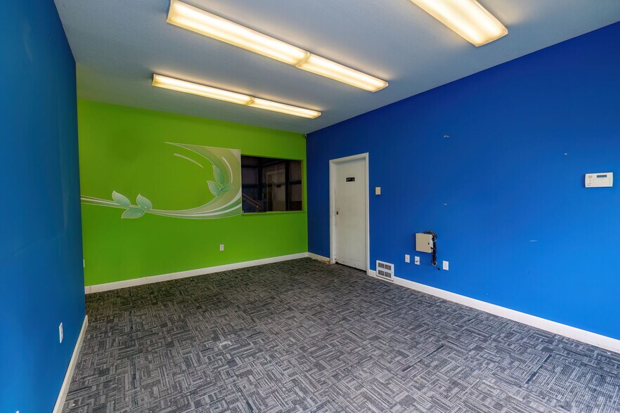 More Photos Of 5800 W Werner Rd, Bremerton Distribution For Lease