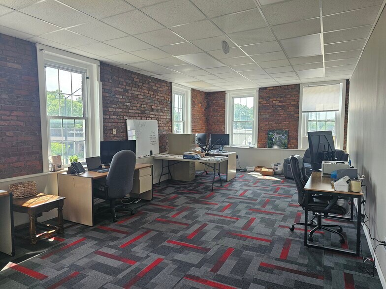 More Photos Of 101 E Trade St, Sanford Storefront Retail Office For Lease