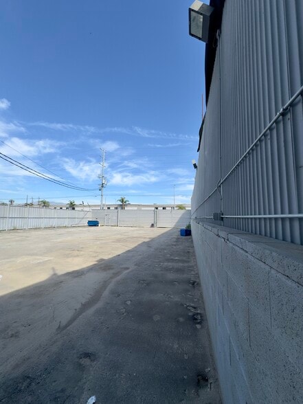 More Photos Of 9819 Glenoaks Blvd, Sun Valley Manufacturing For Sale