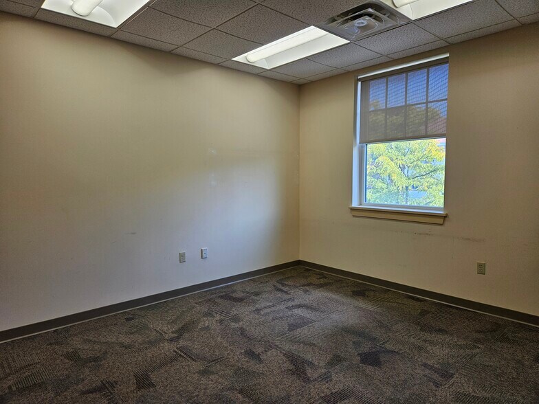 More Photos Of 575 Main St, Middletown Office For Sale