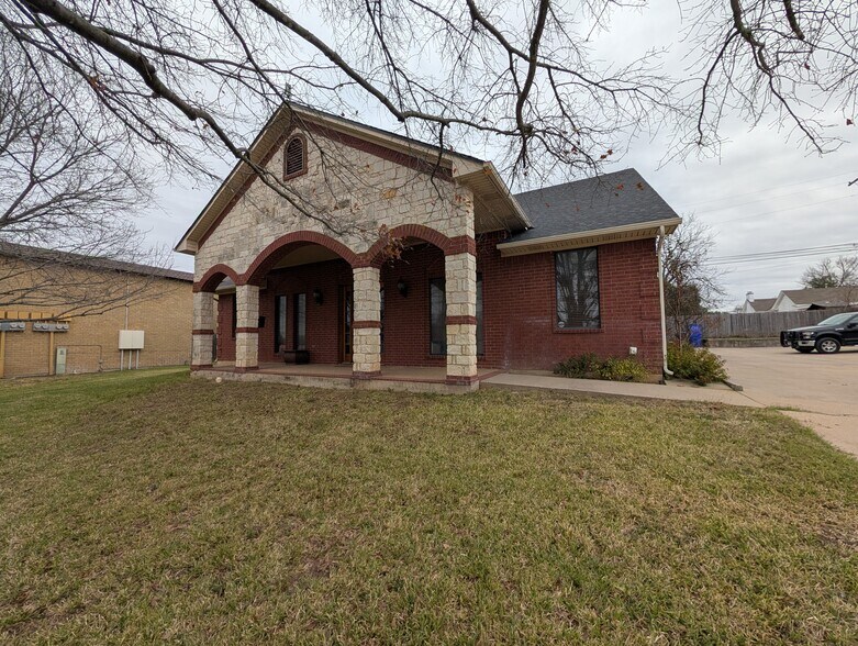 More Photos Of 3640 W Waco Dr, Waco Office For Lease