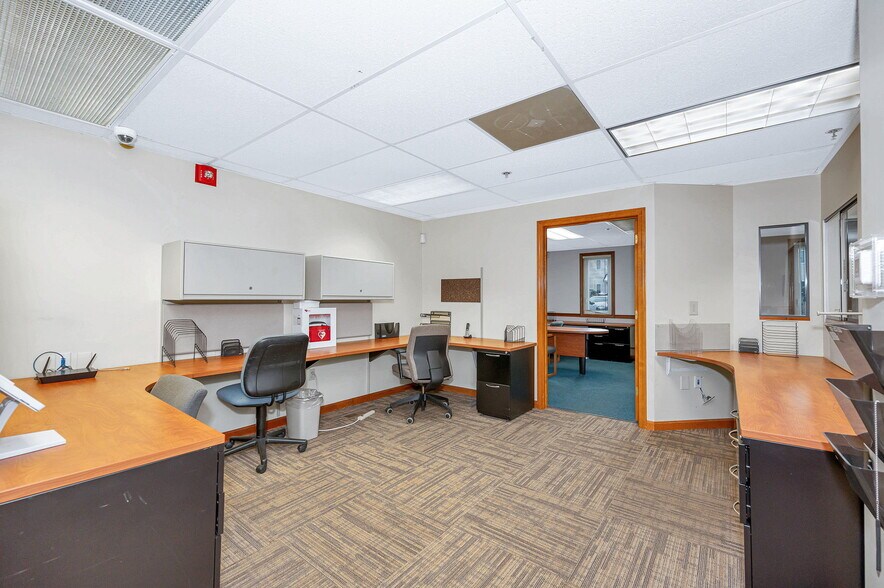 More Photos Of 4 Courthouse Ln, Chelmsford Medical For Sale