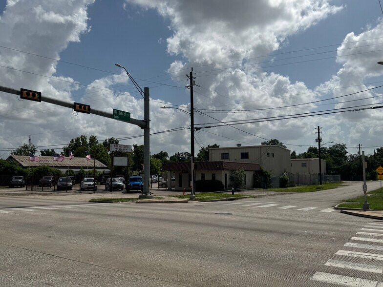 More Photos Of 6825 N Shepherd Dr, Houston Auto Repair For Lease