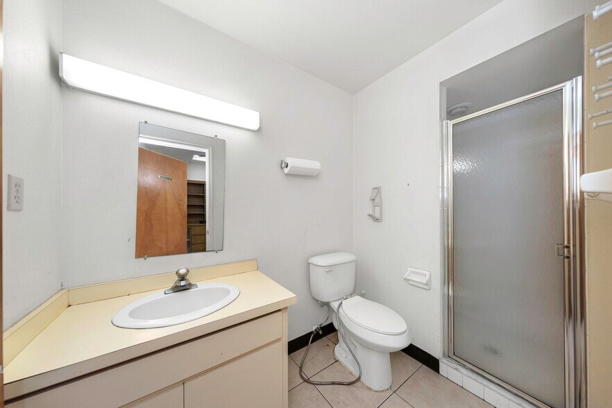 More Photos Of 655 N Indiana Ave, Englewood Medical For Sale