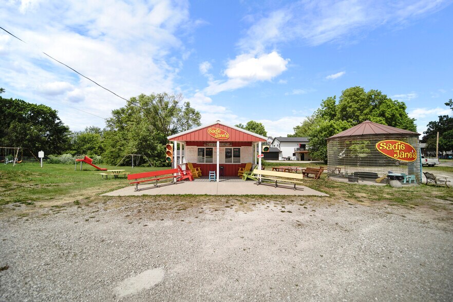 Primary Photo Of 503 Main st, New Sharon General Retail For Sale