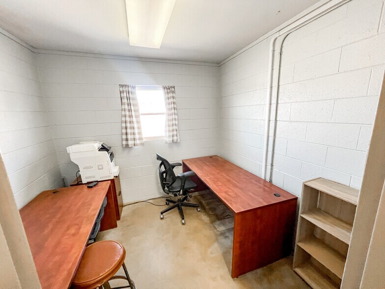 More Photos Of 3400 N Big Spring St, Midland Veterinarian Kennel For Sale