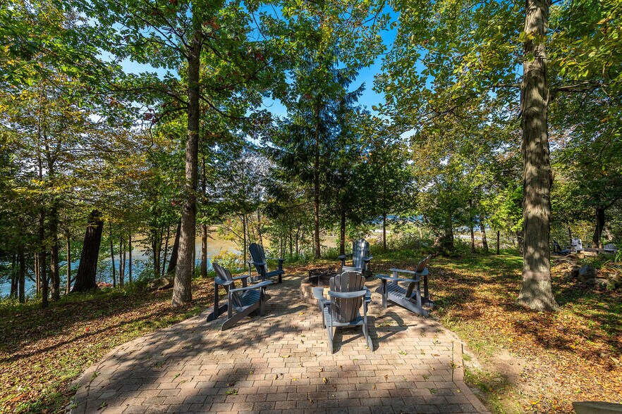 More Photos Of 345 Thousand Islands Pky, Leeds and The Thousand Islands Hotel For Sale