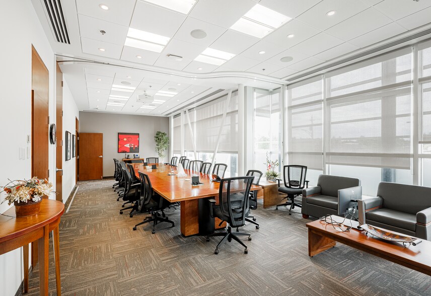 More Photos Of 1070 Boul du Curé-Labelle, Blainville Office For Sale