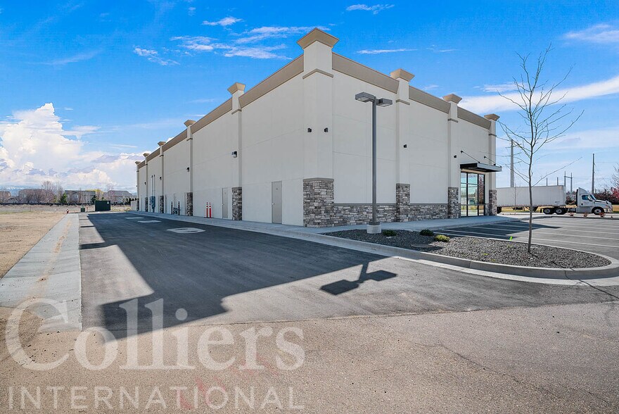 More Photos Of 1728 E McMillan Rd, Meridian Storefront For Sale