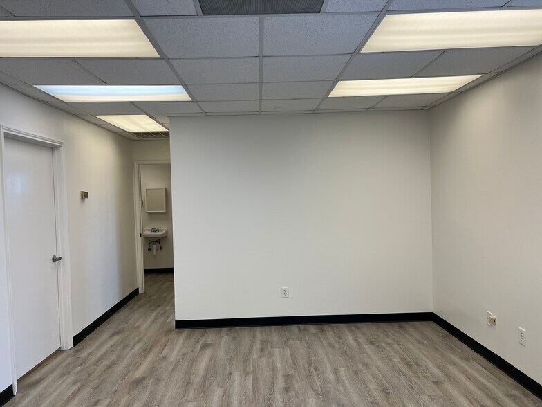 More Photos Of 3318 Dwayne Rd, Rosharon Warehouse For Lease