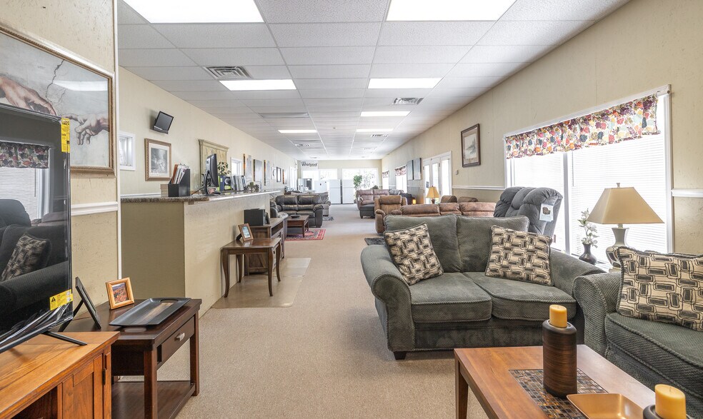 More Photos Of 329 N Jefferson St, Saint James Freestanding For Sale