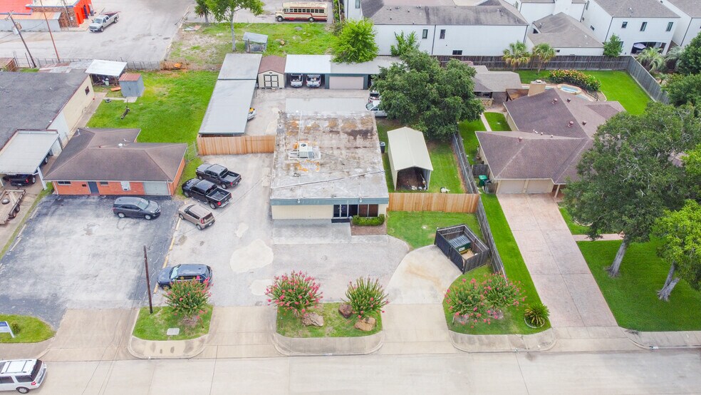 More Photos Of 1722 Monarch Oaks St, Houston Office For Lease