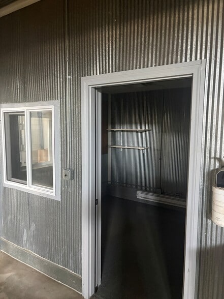 More Photos Of 1698 E Davis Dr, Terre Haute Warehouse For Lease