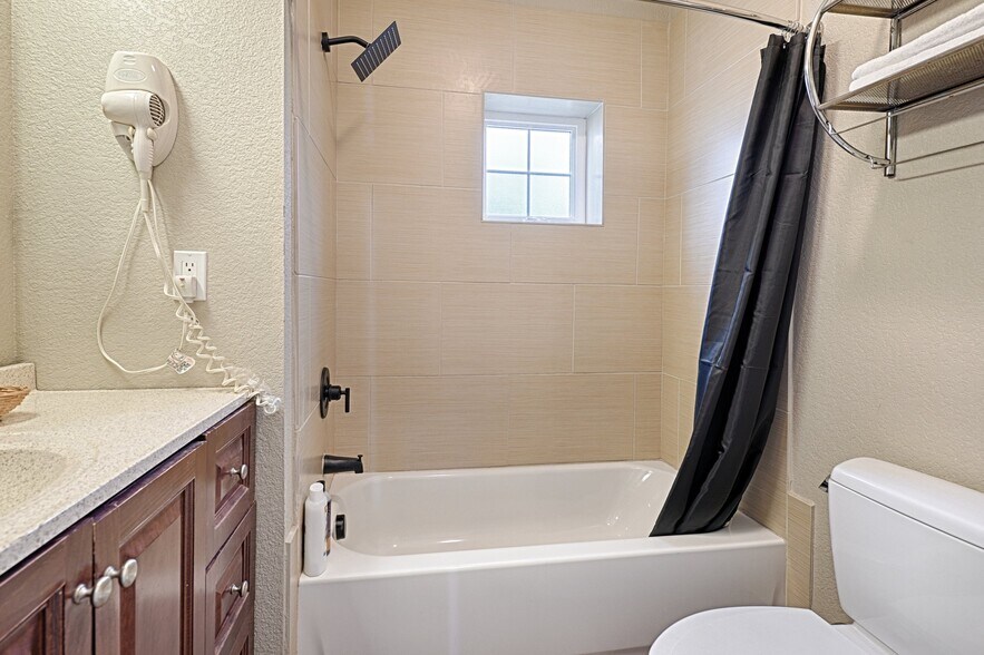 More Photos Of 110 S Main, Dilley Hotel For Sale
