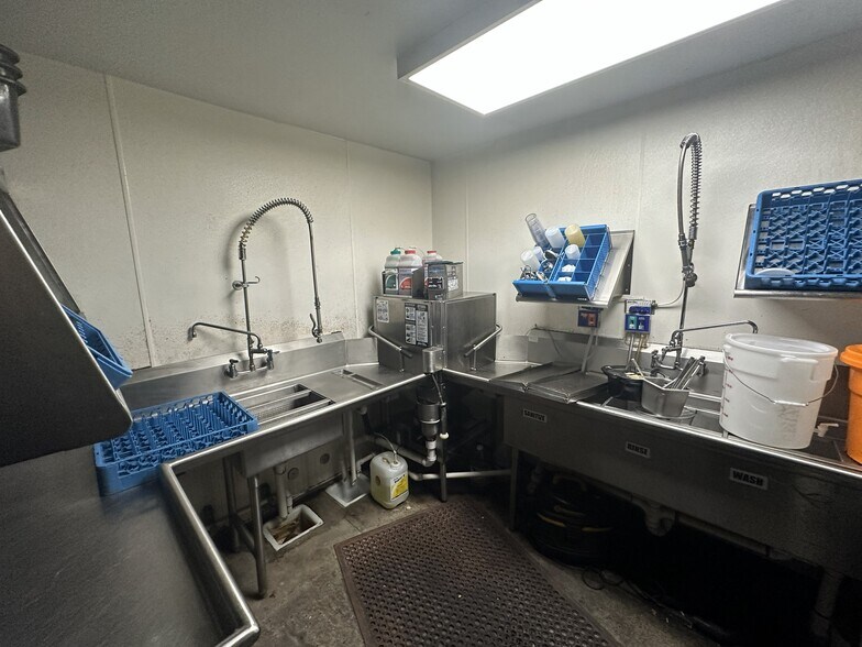 More Photos Of 902 N State St, Bellingham General Retail For Lease