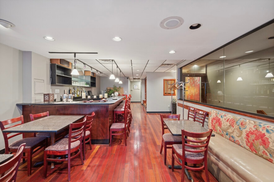 More Photos Of 222 S 15th St, Philadelphia Restaurant For Sale