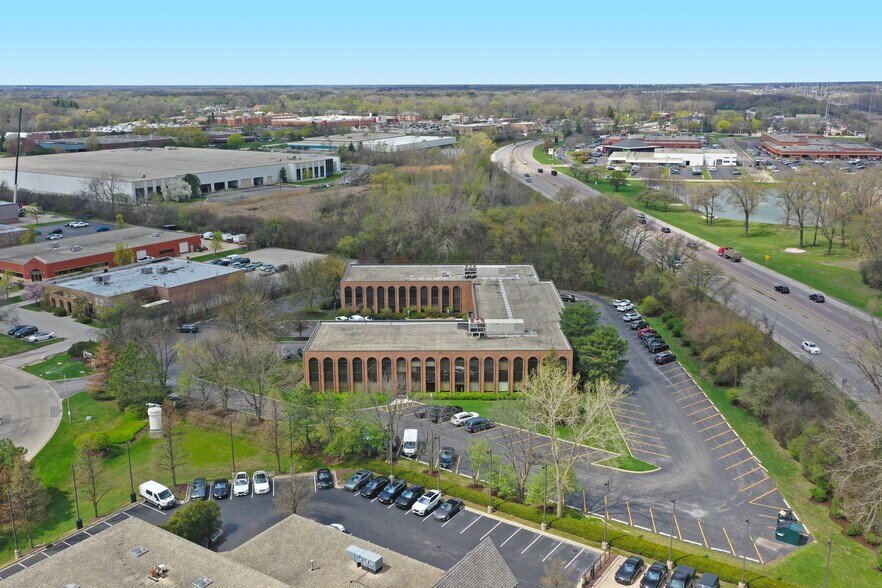 More Photos Of 900 N Shore Dr, Lake Bluff Office For Lease