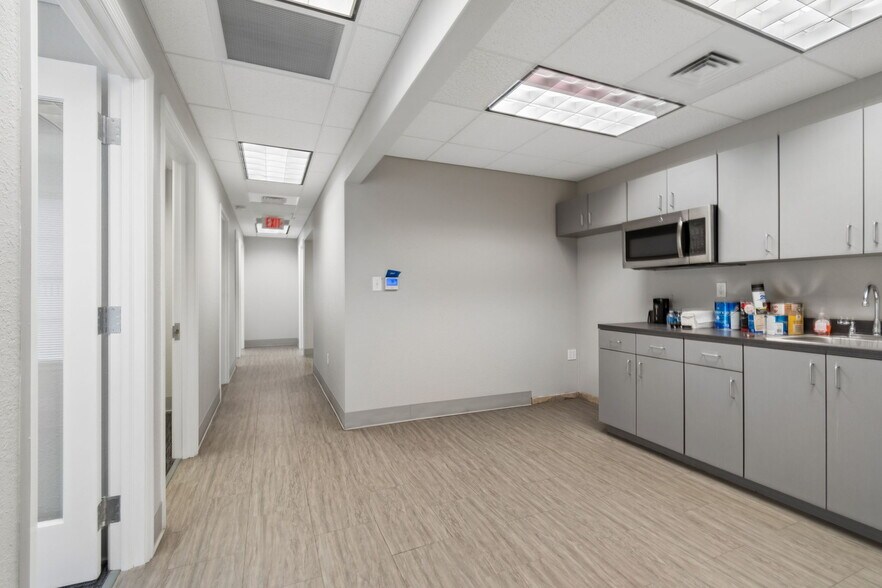 More Photos Of 575 Indian Rocks Rd N, Belleair Bluffs Medical For Lease