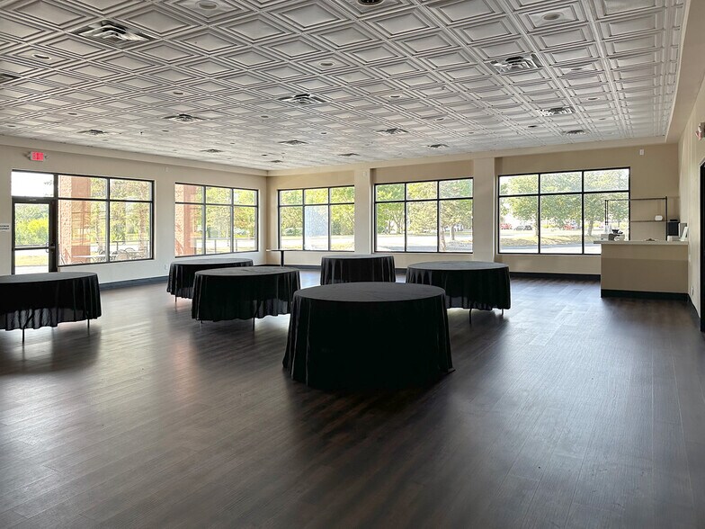 More Photos Of 2590 Freeway Blvd, Brooklyn Center Restaurant For Sale