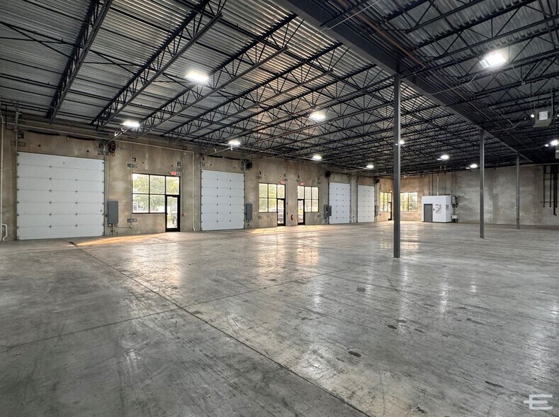 More Photos Of 130 Arrowhead Dr, Hampshire Warehouse For Lease