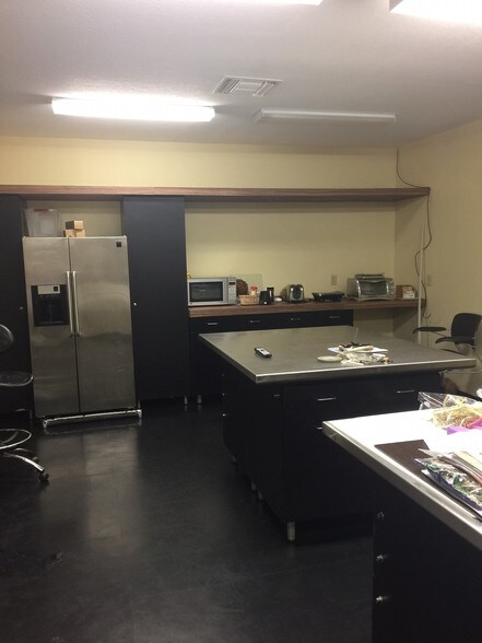 More Photos Of 2402-2406 W 8th Ct, Hialeah Warehouse For Lease