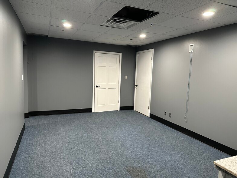 More Photos Of 9130 Otis Ave, Indianapolis Flex For Lease
