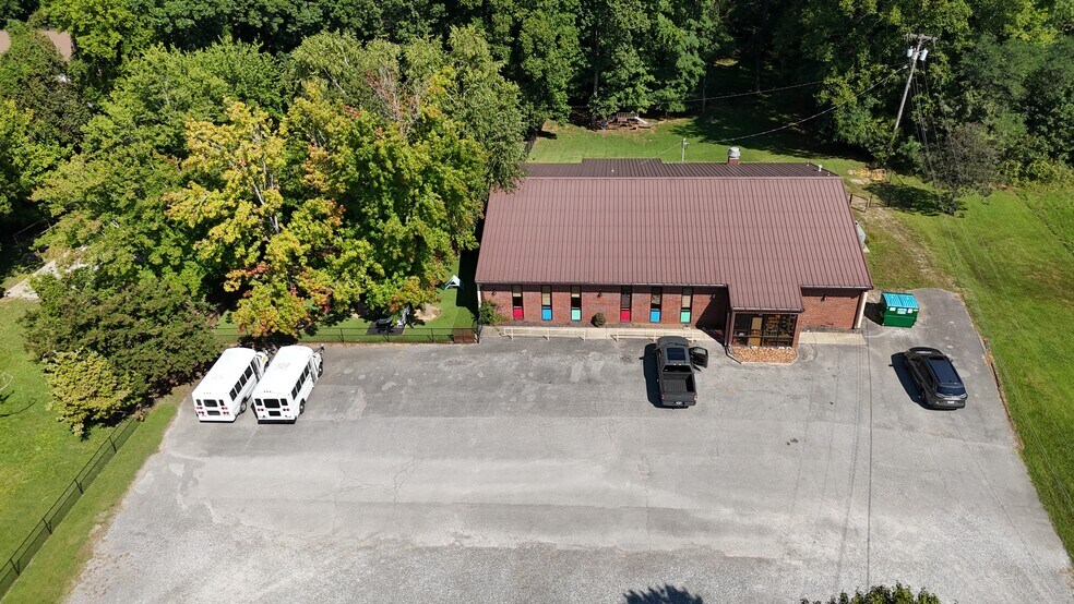 More Photos Of 115 W Concord Dr, Clarksville Flex For Sale
