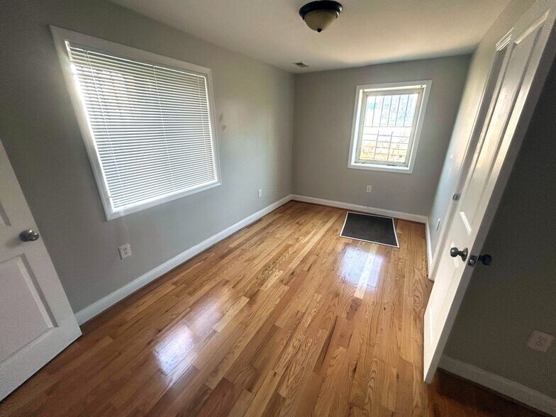 More Photos Of 913 Bellevue St SE, Washington Apartments For Sale