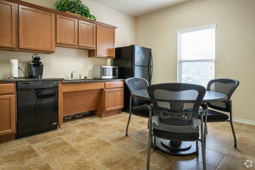 More Photos Of 1464 E Whitestone Blvd, Cedar Park Unknown For Lease