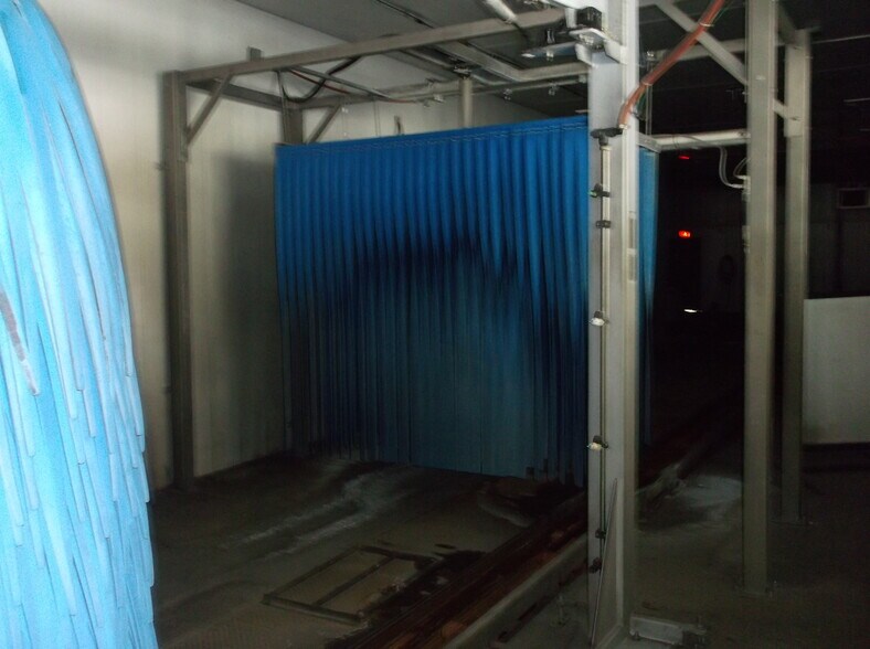 More Photos Of 911 Witzel Ave, Oshkosh Carwash For Lease