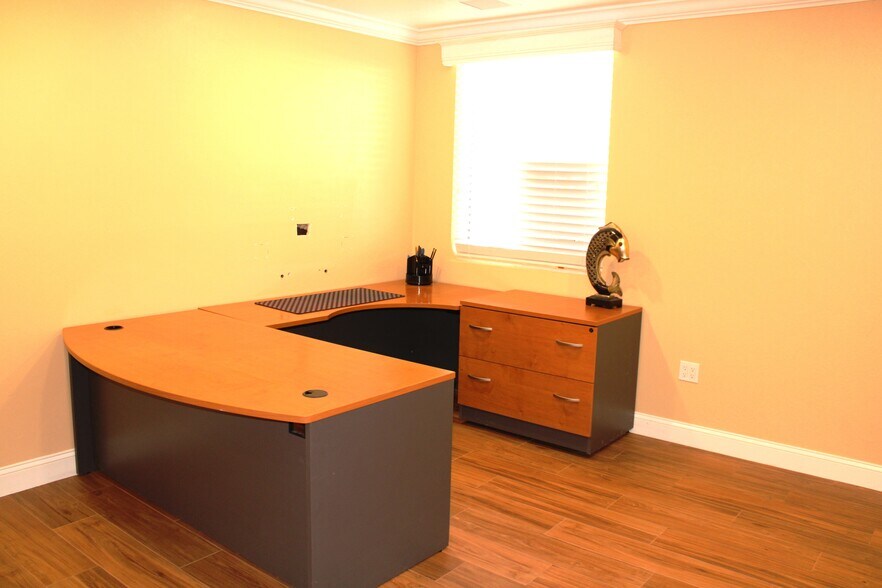 More Photos Of 12801 Commerce Lakes Dr, Fort Myers Light Distribution For Sale