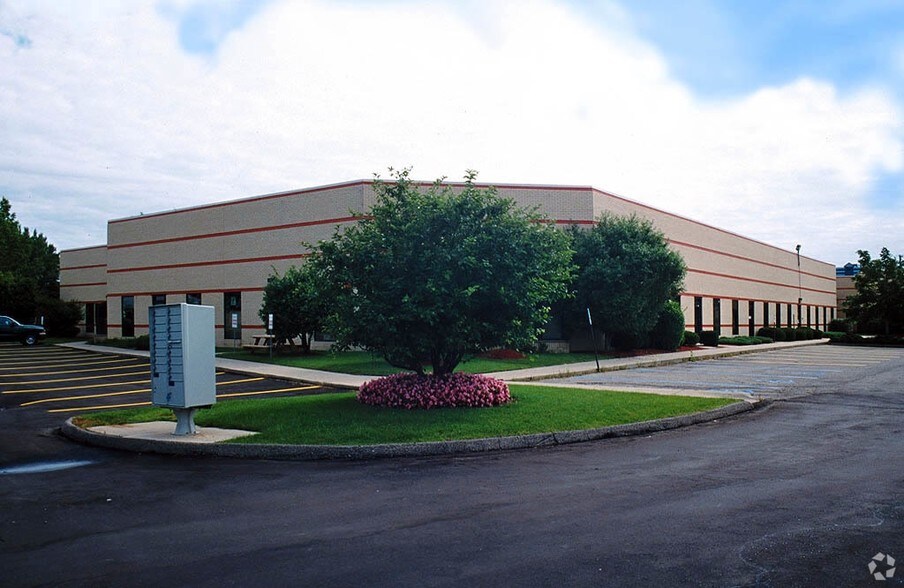 More Photos Of 1000 N Opdyke Rd, Auburn Hills Warehouse For Lease