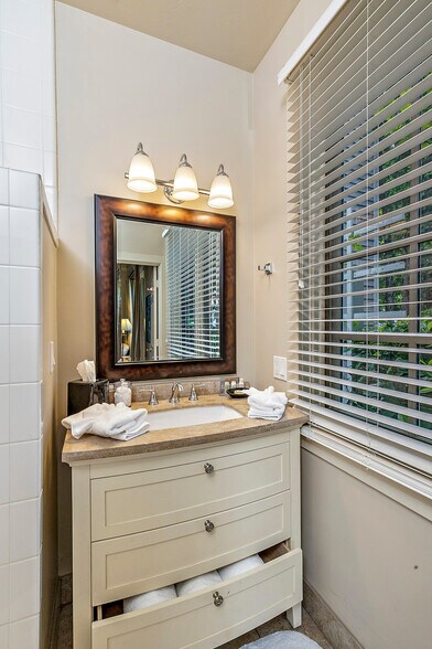 More Photos Of 240 E California St, Jacksonville Hotel For Sale