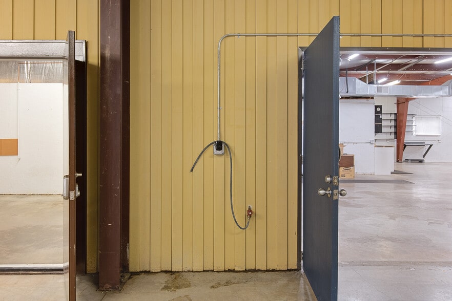 More Photos Of 1138 State St, Green Bay Warehouse For Sale