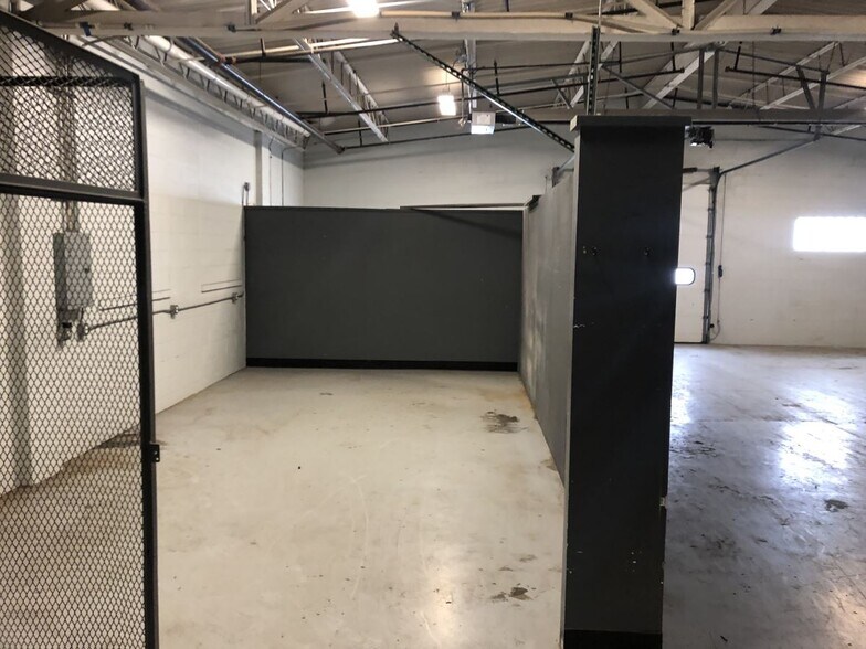 More Photos Of 7878 Gull Rd, Richland Warehouse For Lease