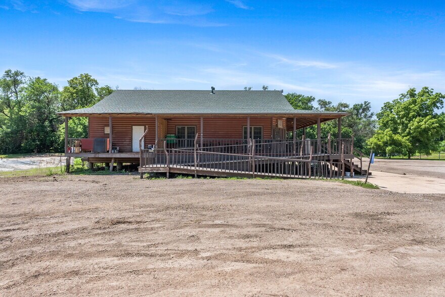 More Photos Of 1499 N Meridian Rd, Peck Restaurant For Sale