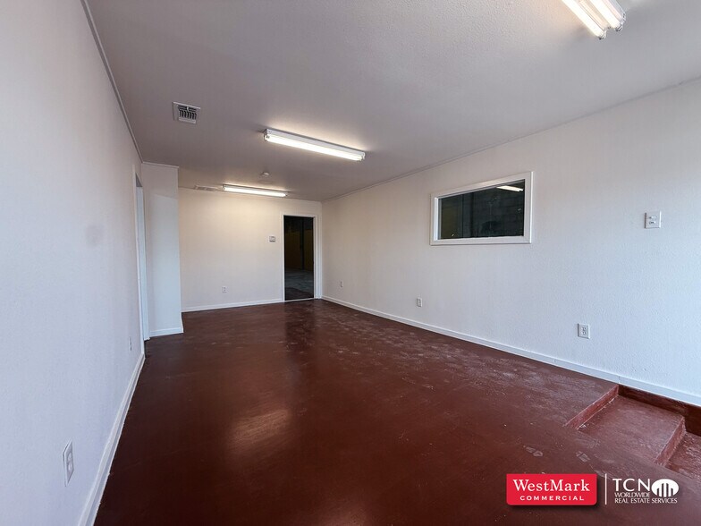 More Photos Of 2139 Baylor Dr, Lubbock Warehouse For Lease