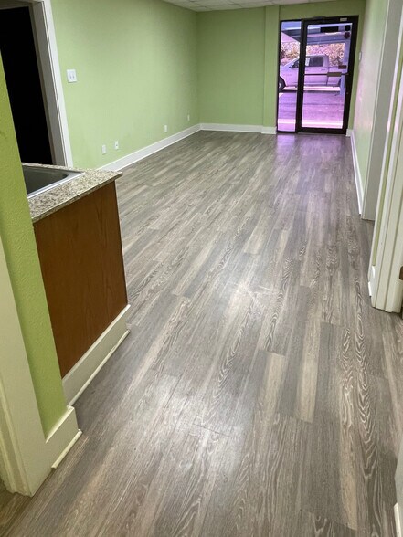 More Photos Of 1144 Pride Dr, New Braunfels Flex For Lease