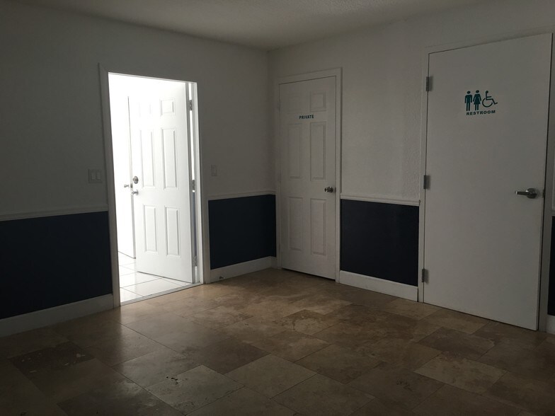 More Photos Of 925 S Military Trl, West Palm Beach Showroom For Lease