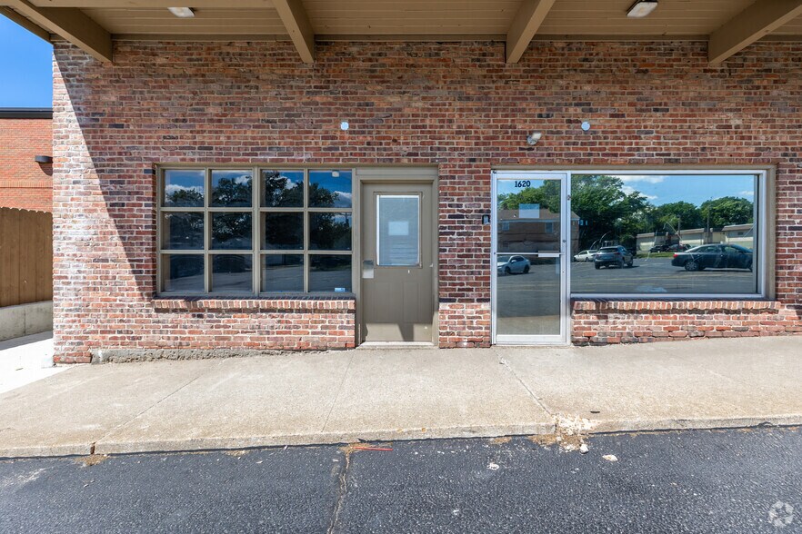 More Photos Of 1620-1620 SW Washburn Ave, Topeka General Retail For Sale